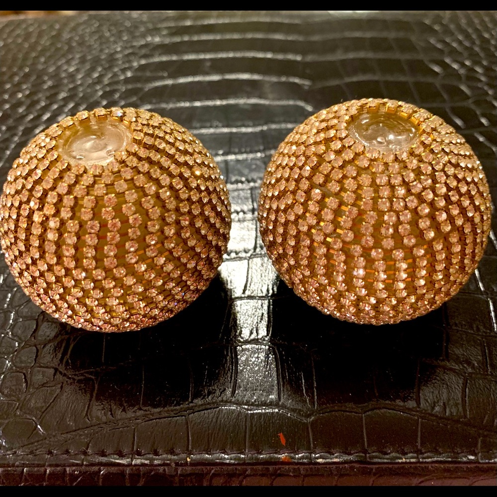 Two pic salt and pepper set with jewels.